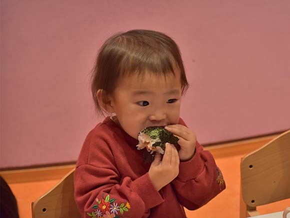 写真：おやつ自由遊び