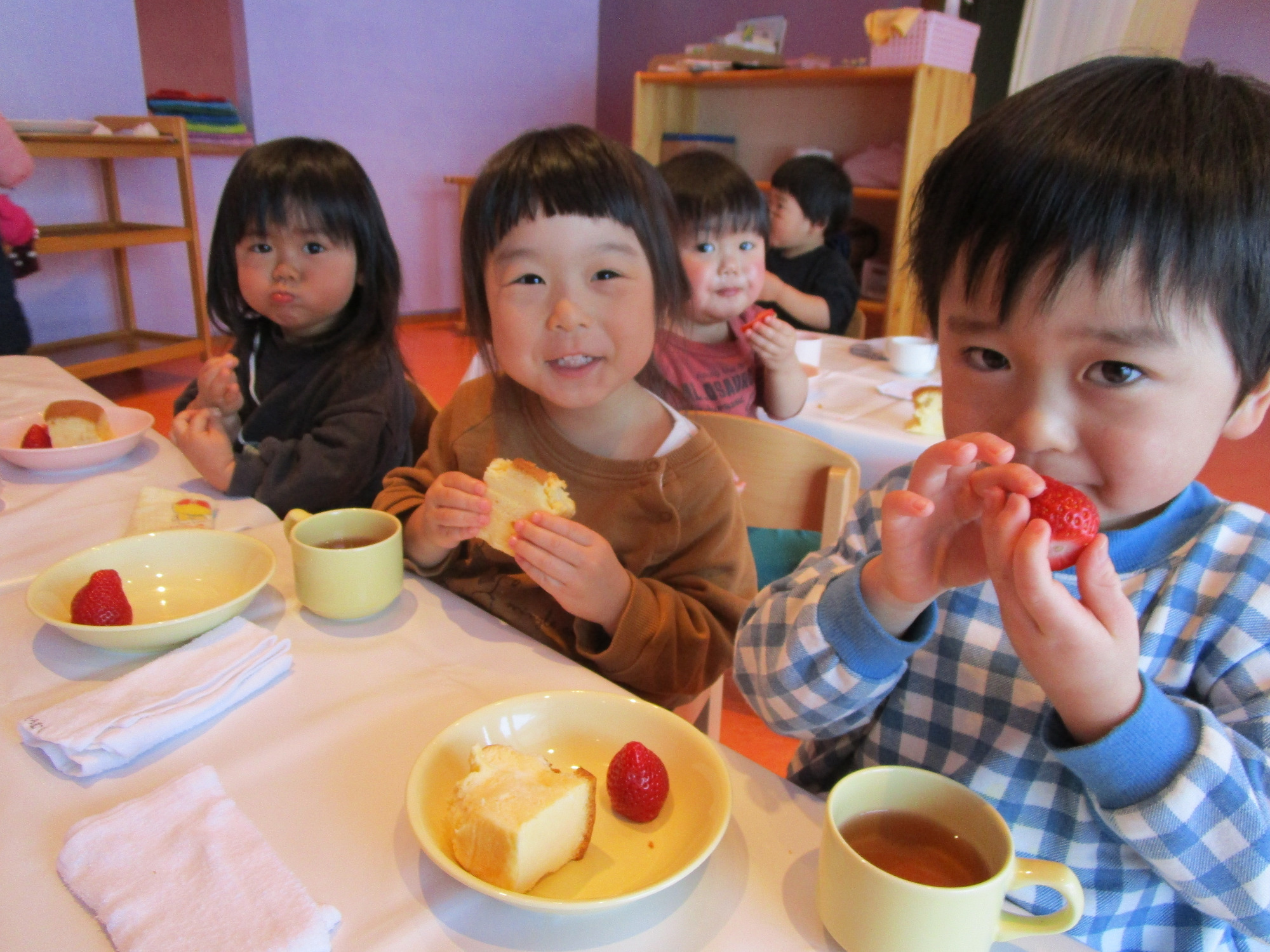 写真：おやつ自由遊び