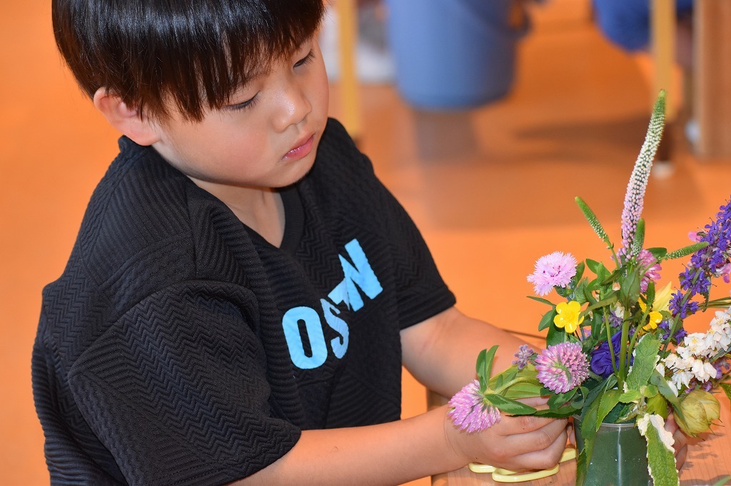 写真：大根を持つ園児